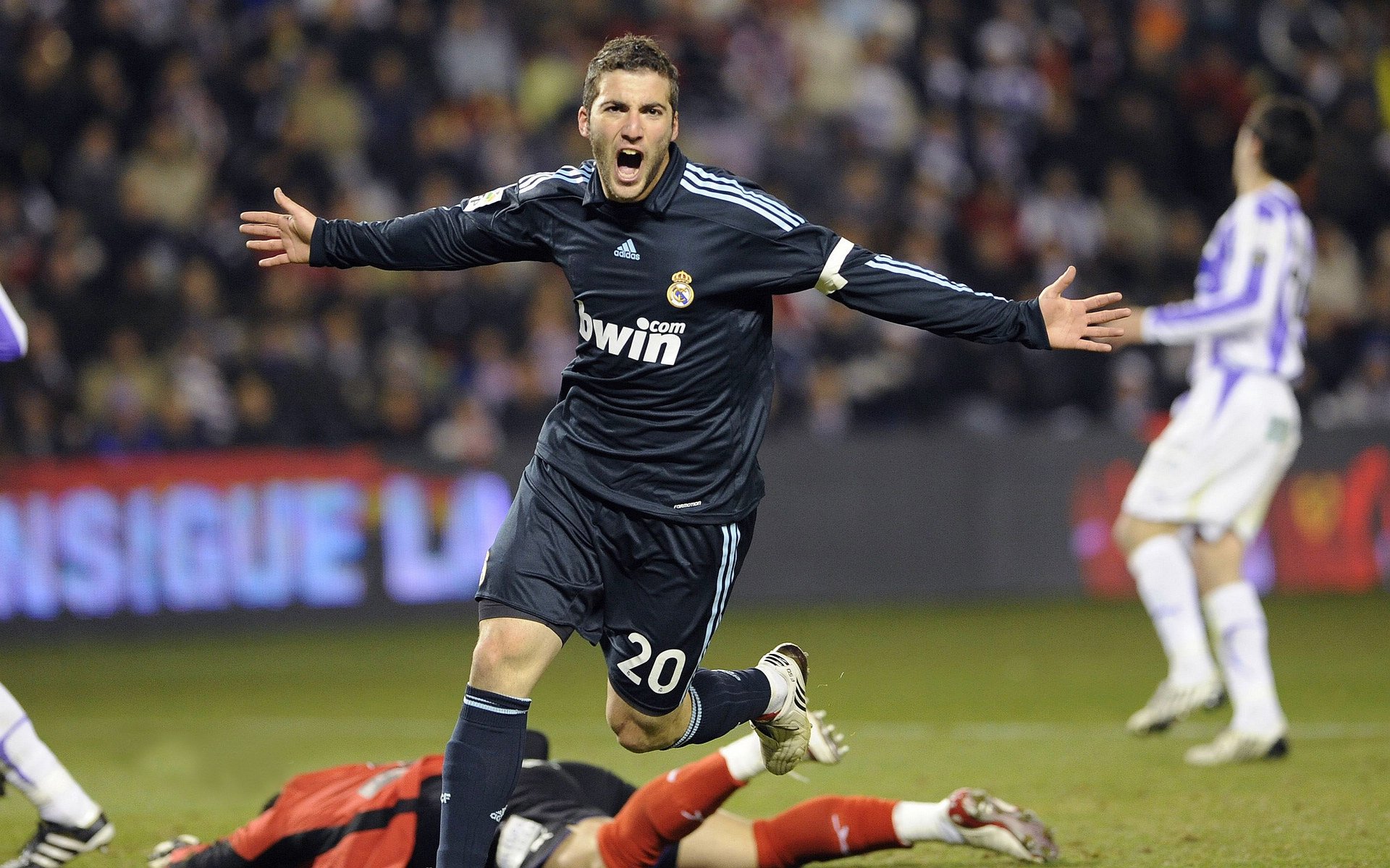 世界杯：马拉多纳与梅西“谁是GOAT”争论达到前所未有高度